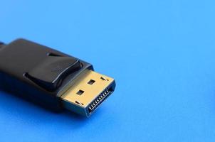 Conector chapado en oro displayport macho de 20 pines para una conexión impecable sobre un fondo azul foto