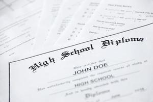 la copia del diploma de la escuela secundaria se encuentra en muchas páginas de pruebas y tareas de álgebra y geometría. documento de graduación foto
