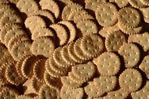 primer plano de galletas saladas foto