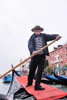 venecia italia, conductor de góndola en gran canal foto