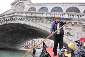 venecia italia, conductor de góndola en gran canal foto