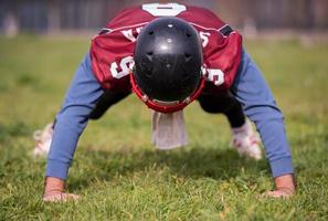 jugador de fútbol americano haciendo flexiones foto