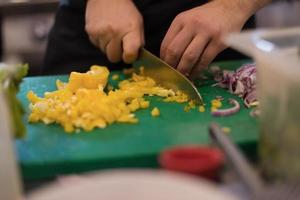 chef cortando verduras frescas y deliciosas foto