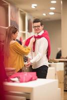 pareja en tienda de ropa foto