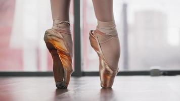 balett fötter pointe skor göra dans rörelser. ballerina i Träning. långsam rörelse. närbild. video