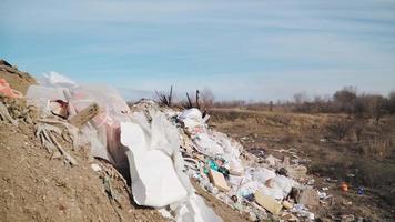 concepto de contaminación. pila de basura en basureros o vertederos. daño global ambiental. residuos de construcción. video