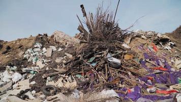 inquinamento concetto. spazzatura mucchio nel spazzatura cumulo di rifiuti o discarica. globale danno ambientale. costruzione detriti. video