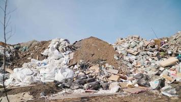 inquinamento concetto. spazzatura mucchio nel spazzatura cumulo di rifiuti o discarica. globale danno ambientale. costruzione detriti. video