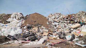 inquinamento concetto. spazzatura mucchio nel spazzatura cumulo di rifiuti o discarica. globale danno ambientale. costruzione detriti. video