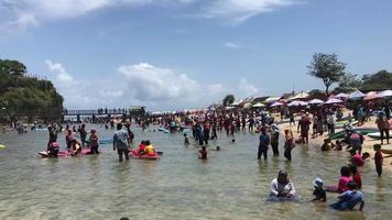 de schoonheid van drini strand in yogakarta, indonesië.18 09 2022. video