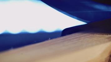 carpintero trabajador aserrando una tabla con una sierra circular en su taller de carpintería. producción de carpintería. fotografía macro. de cerca. video
