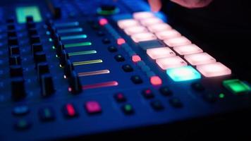 Professioneller DJ spielt einen Beat-Sampler mit farbigen Drum-Pads und Samples in Studioumgebung. Beatmaker spielt Edm-Tracks auf einer Party in einem Nachtclub. elektronisches musikinstrument. nicht erkennbarer Mensch video