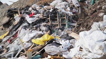 conceito de poluição. pilha de lixo no depósito de lixo ou aterro. danos ambientais globais. entulhos de construção. video