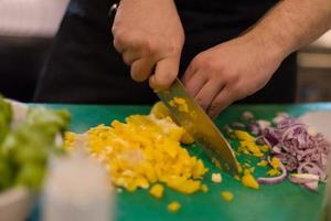 chef cortando verduras frescas y deliciosas foto