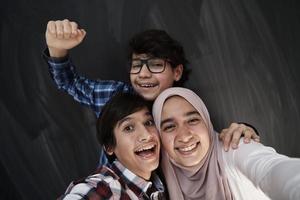 grupo de adolescentes árabes tomando una foto selfie en un teléfono inteligente