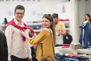 pareja en tienda de ropa foto