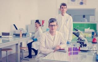 grupo de jóvenes estudiantes de medicina investigando foto