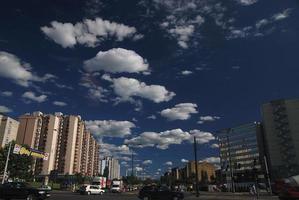 tráfico en la ciudad y cielo azul con nubes dramáticas foto