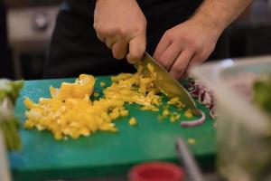 chef cortando verduras frescas y deliciosas foto