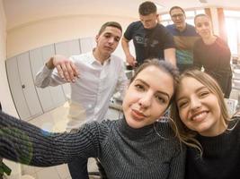 jóvenes estudiantes felices haciendo selfie foto