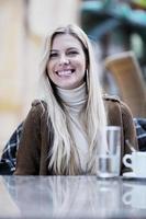 Retrato de una mujer joven y bella foto