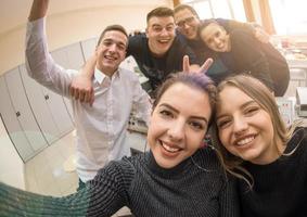 jóvenes estudiantes felices haciendo selfie foto