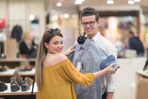 pareja en tienda de ropa foto