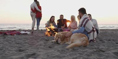 amigos relajándose en la fiesta en la playa de la hoguera foto