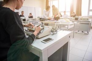 estudiantes practicando en el aula electrónica foto