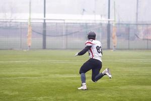 jugador de fútbol americano corriendo en el campo foto