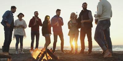 amigos divirtiéndose en la playa el día de otoño foto