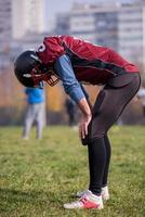 jugador de fútbol americano descansando después de un duro entrenamiento foto