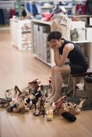 mujer probándose zapatos nuevos foto