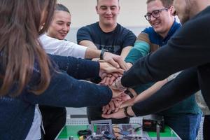 estudiantes celebrando proyecto terminado con éxito foto