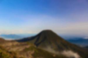 vista borrosa del cielo en las montañas. foto