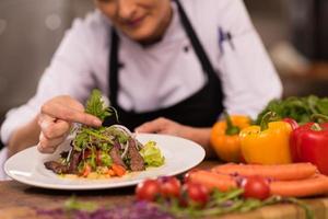 cocinar chef decorar guarnición comida preparada foto