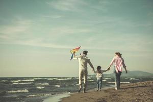 familia feliz disfrutando de las vacaciones durante el día de otoño foto