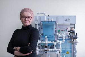 retrato de una estudiante musulmana en el aula electrónica foto