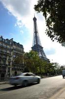 Torre Eiffel en París en el día foto