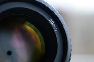 fragmento de una lente de retrato para una cámara slr moderna. una fotografía de una lente de gran apertura con una distancia focal de 50 mm foto