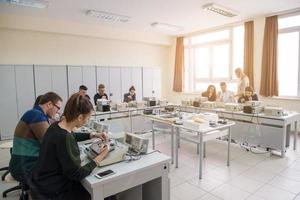 estudiantes practicando en el aula electrónica foto