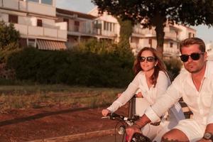 pareja mayor disfrutando de una hermosa mañana juntos montando en bicicleta. enfoque selectivo foto