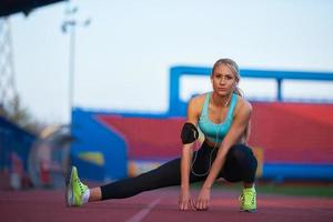 mujer deportiva en pista de carreras atléticas foto