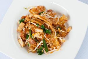 comida tailandesa pad thai , fideos salteados en estilo padthai aislar fondo blanco foto