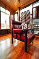 serie de diseño de interiores sala de estar clásica, antigua silla vintage antigua. foto