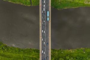 vista aérea sobre el tráfico pesado en un puente con una amplia carretera de varios carriles a través de un río ancho foto