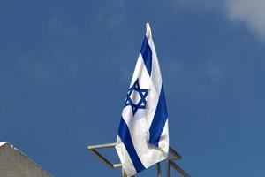 la bandera azul y blanca de israel con la estrella de david de seis puntas. foto