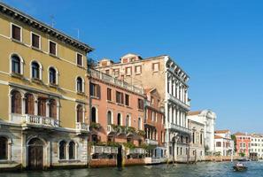 Venecia, Italia, 2014. Lancha navegando por el Gran Canal de Venecia. foto