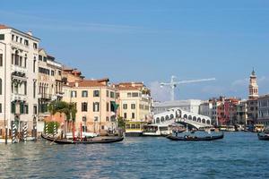 venecia, italia, 2014. vista hacia el puente de rialto en venecia foto