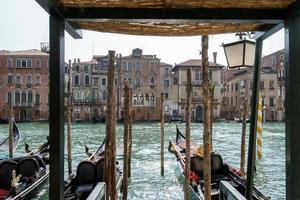venecia, italia, 2014. góndolas amarradas a lo largo de un canal en venecia foto